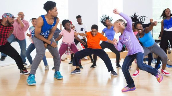 Barn och vuxna dansar afrodance tillsammans