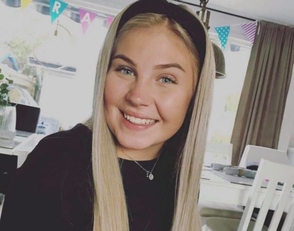 Tjej med ljust hår och svart hårband