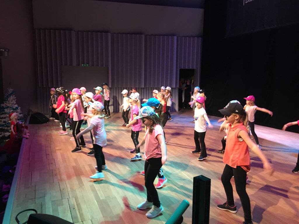 Barn dansar på scen